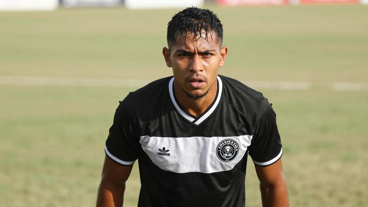 Orlando Pirates and Kaizer Chiefs Face Early Tests in Betway Premiership